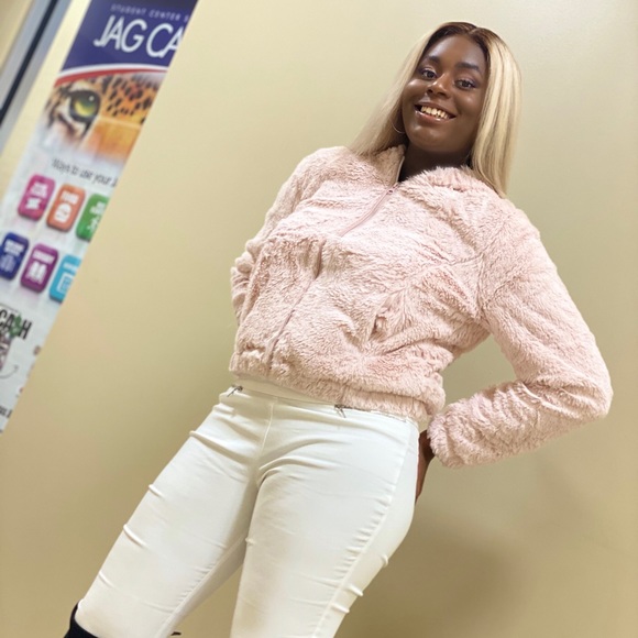 Meet your Posher, Kayla - Picture 1 of 1